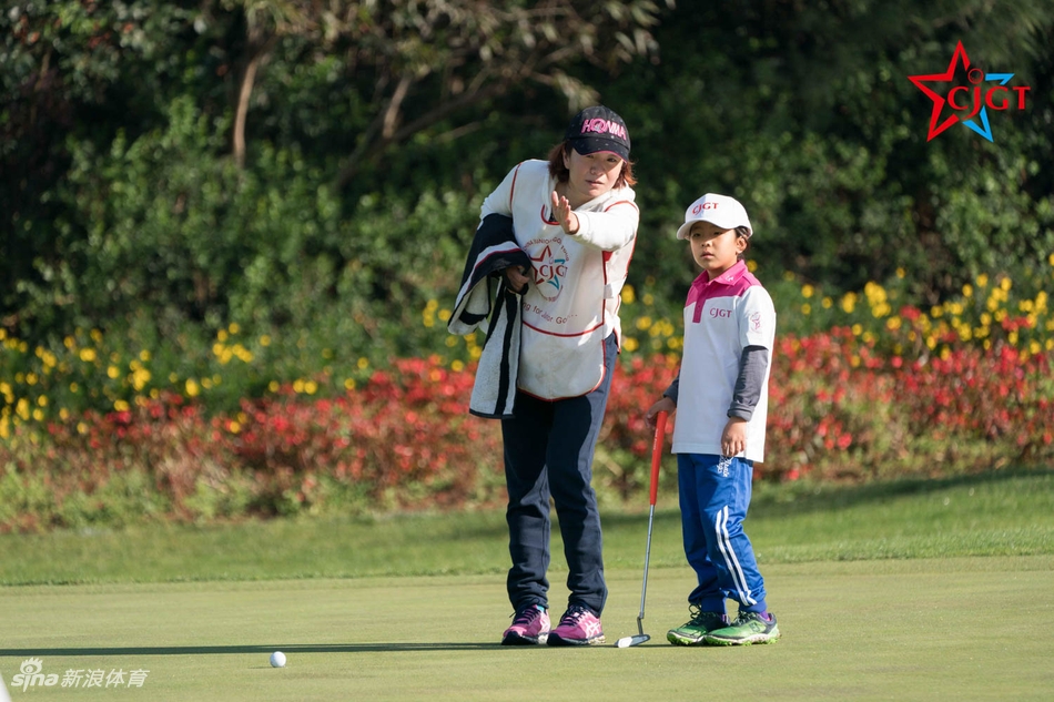 刘宇婕与担任球童的妈妈在球场上亲密互动，相视而笑。