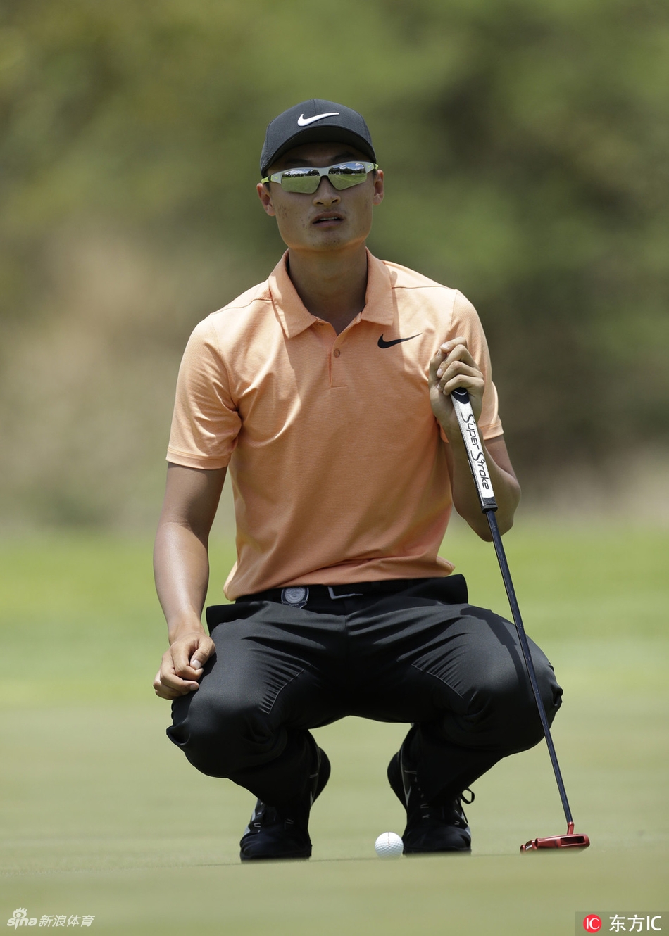 布兰登·格雷斯深情亲吻莱利银行挑战赛冠军奖杯，享受荣耀时刻