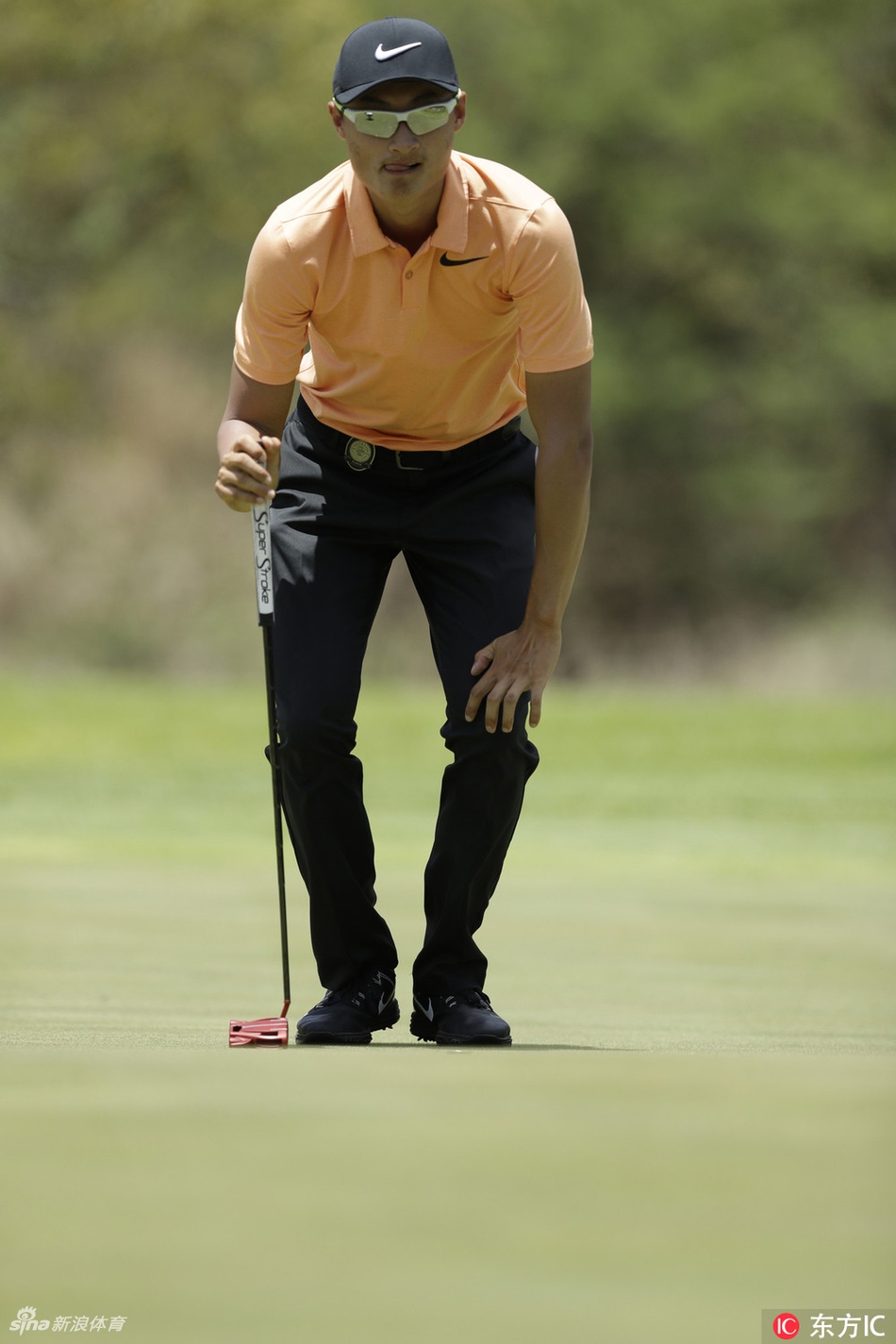 南非高尔夫名将布兰登·格雷斯在第十八洞果岭振臂高呼，忘情庆祝来之不易的胜利