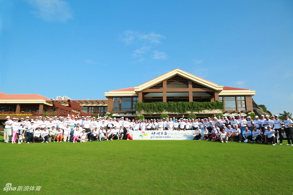 开球仪式盛大启幕，全体成员于绿茵场上展开巨幅旗帜，笑容洋溢共铸辉煌瞬间