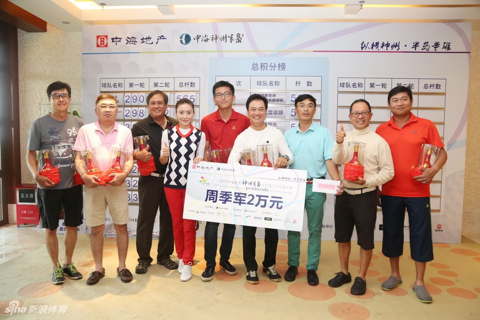 选手以帅气优雅的姿势全力挥杆，球杆划破长空，力量与美感瞬间爆发