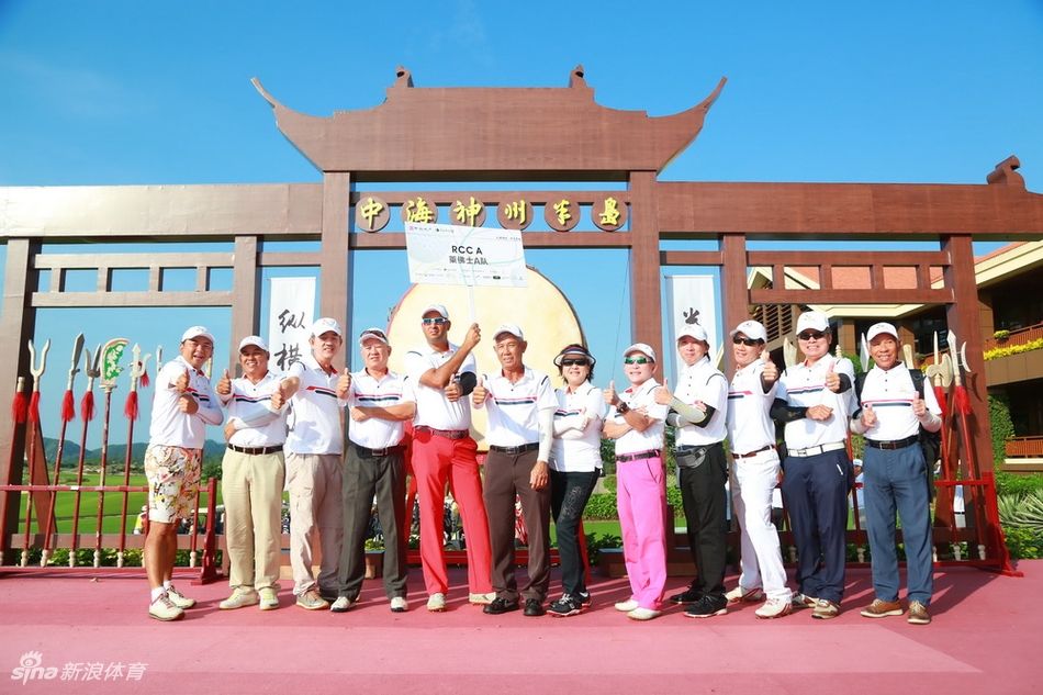 选手凝神静气专注瞄准白色小球，阳光洒落勾勒出沉稳而坚定的侧影