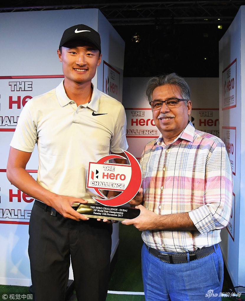 英雄挑战赛现场全景，浮动果岭在波斯湾的海面上熠熠生辉，看台上座无虚席，球迷们沉浸在夜幕下独一无二的高球盛宴中。