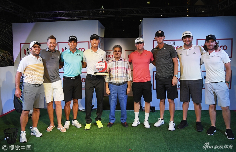 李昊桐与拉姆、弗利特伍德、保尔特等参赛球星肩并肩站在一起，面对镜头露出轻松的笑容，定格了赛前欢快而珍贵的时光。