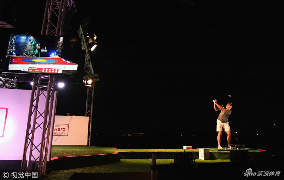 李昊桐举起冠军奖杯开怀大笑，身边环绕着竞争对手与赛事嘉宾，璀璨的奖杯与迪拜的夜色灯光相互映照，庆祝他的高光时刻。