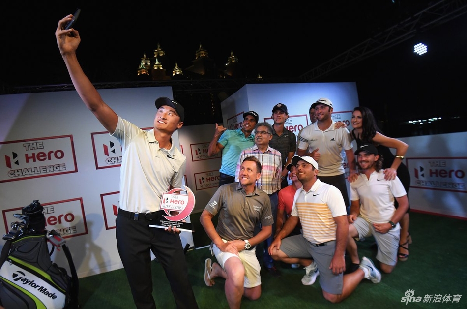 李昊桐在英雄挑战赛决赛中全神贯注，他屏息凝神准备击球，身后迪拜璀璨的城市夜景化为一片流光溢彩的幕布。