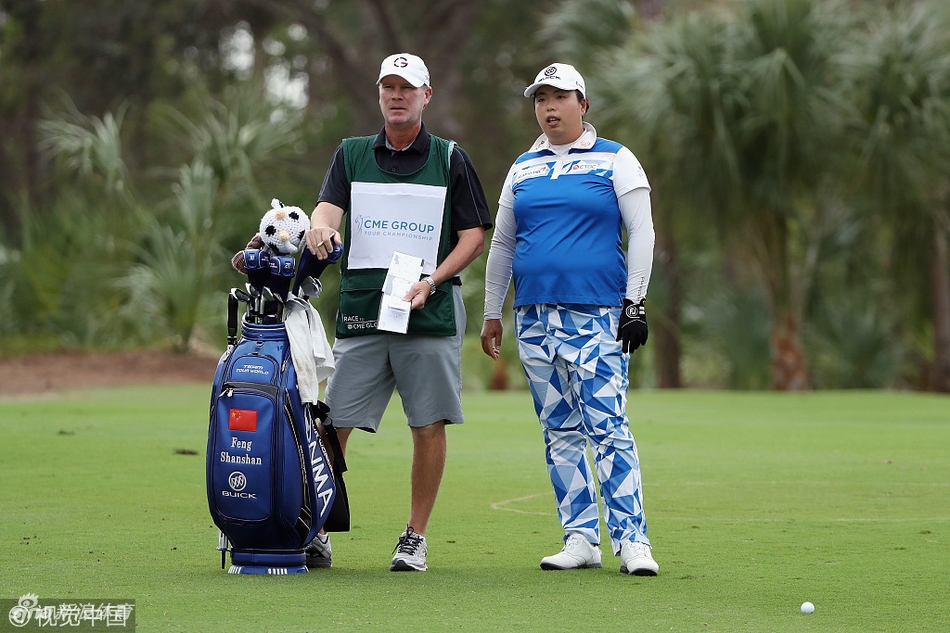 萨拉-简-史密斯凝视球路，沉着冷静