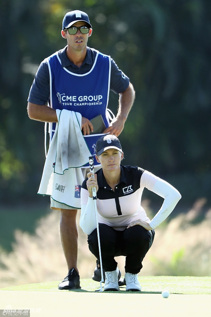 冯珊珊与球童在果岭边认真讨论战术