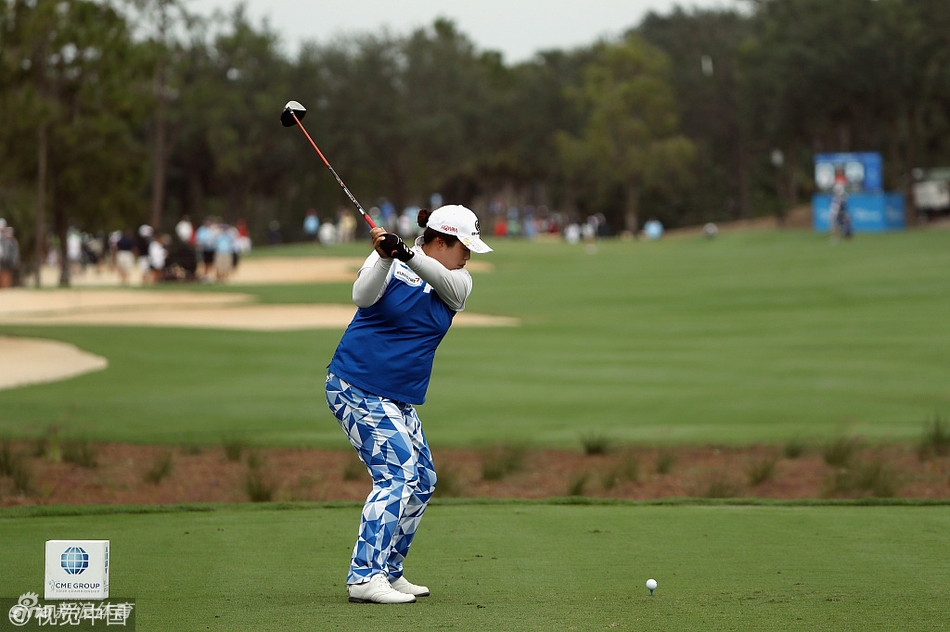 冯珊珊专注开球，身姿优雅目光坚定