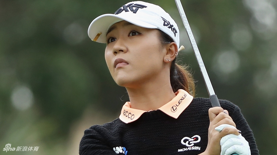 钱佩芸在比赛中优雅挥杆，姿态流畅