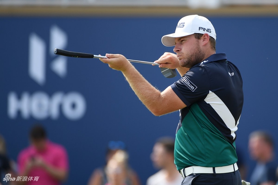 冠军琼·拉姆奋力开球，身体完全扭转，力量爆发的瞬间极具视觉冲击力。