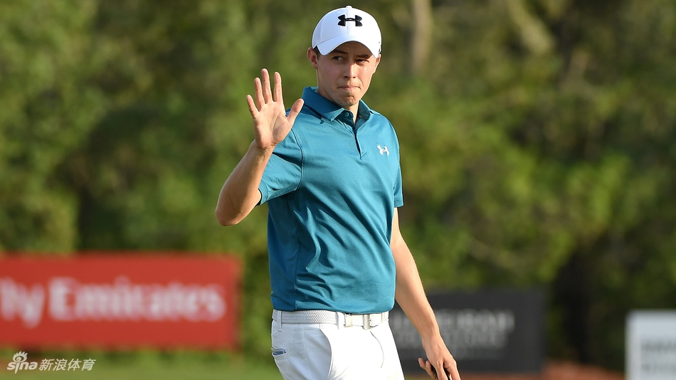 弗利特伍德在果岭上专注观察推杆线路，目光如炬，沉稳中透露出对胜利的渴望。