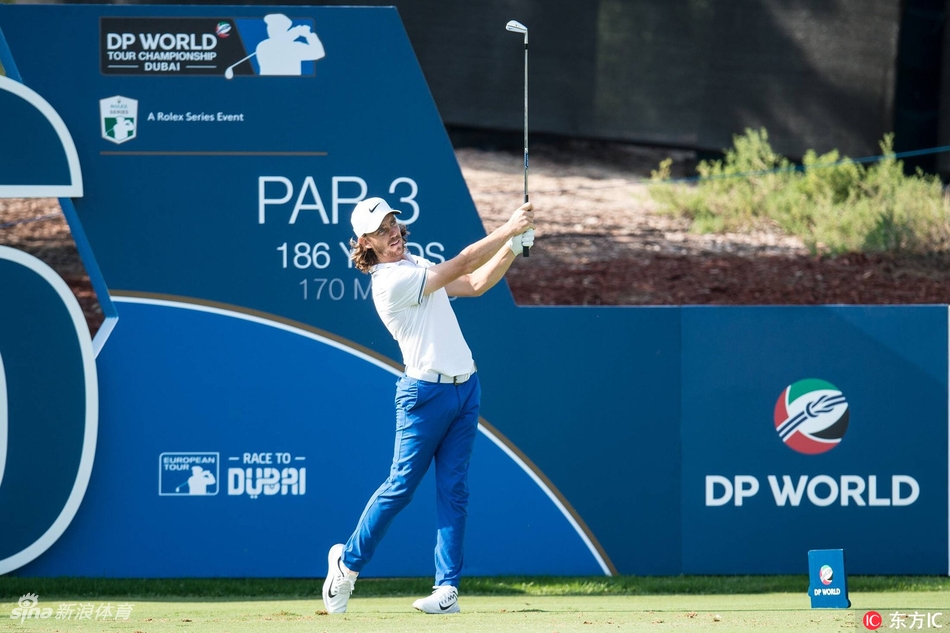 弗利特伍德手握迪拜竞赛奖杯开怀大笑，整个赛季的努力与压力在此刻化为纯粹的喜悦。