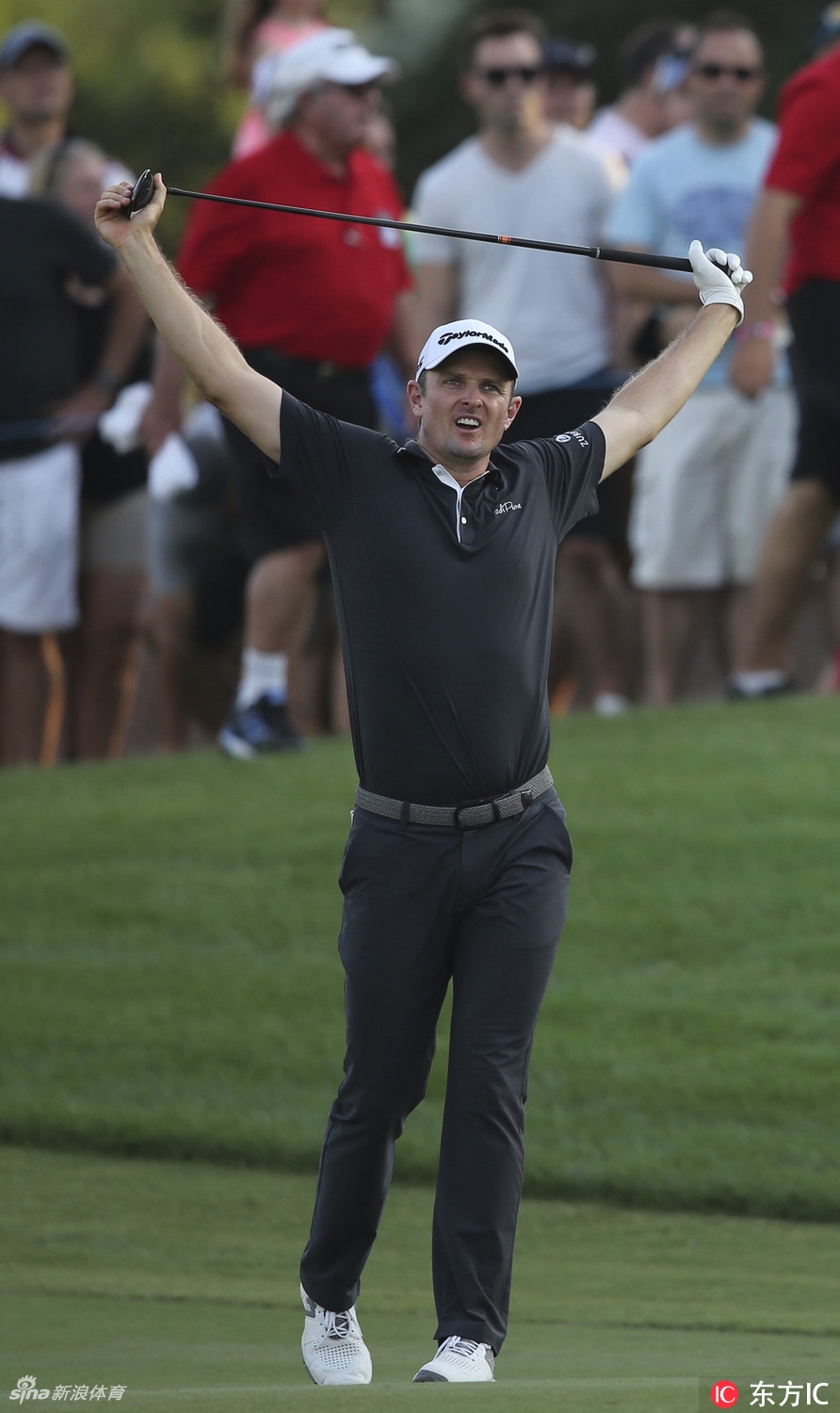 贾斯汀·罗斯在沙坑中救球，沙砾飞扬，展现了他不放弃每一杆的顽强斗志。