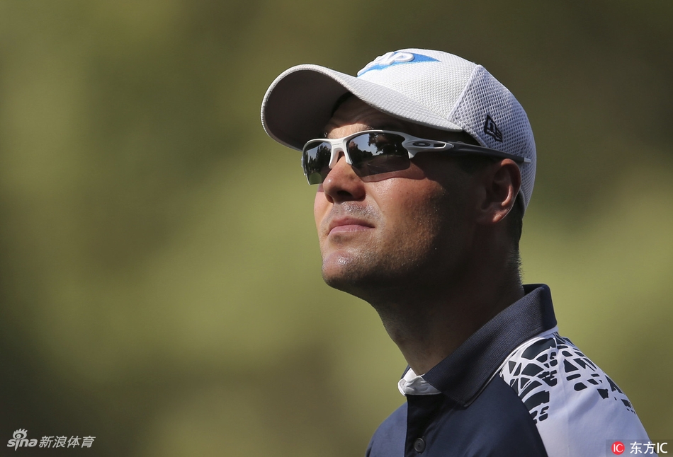 罗斯在球道上进行关键的铁杆进攻，姿势标准而优雅，眼神锁定远方的旗杆。