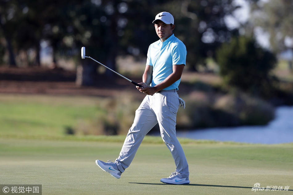 美巡赛新人奥斯汀·库克在RSM精英赛第三轮比赛中稳健挥杆，眼神坚定充满自信。