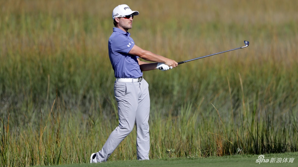 比赛现场的海岛度假村海滨球场全景，碧海蓝天与绿茵球道相映成趣。