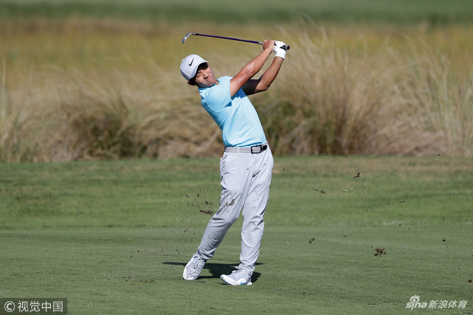 潘政琮在RSM精英赛第三轮中专注推杆，神情严肃，正在评估果岭线路。