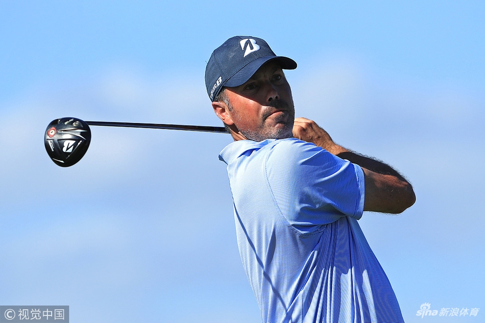 布莱恩·盖伊在果岭边进行切杆，精湛的短杆技术是老将们赖以生存的法宝。