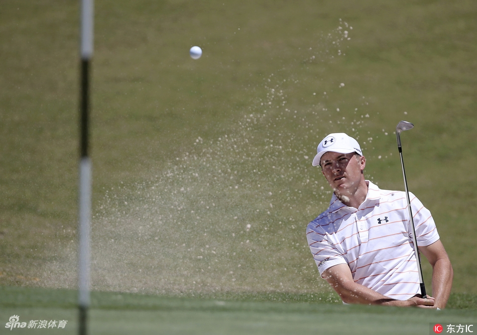 观众簇拥在果岭周边，屏息凝神，共同见证冠军争夺战的紧张时刻。