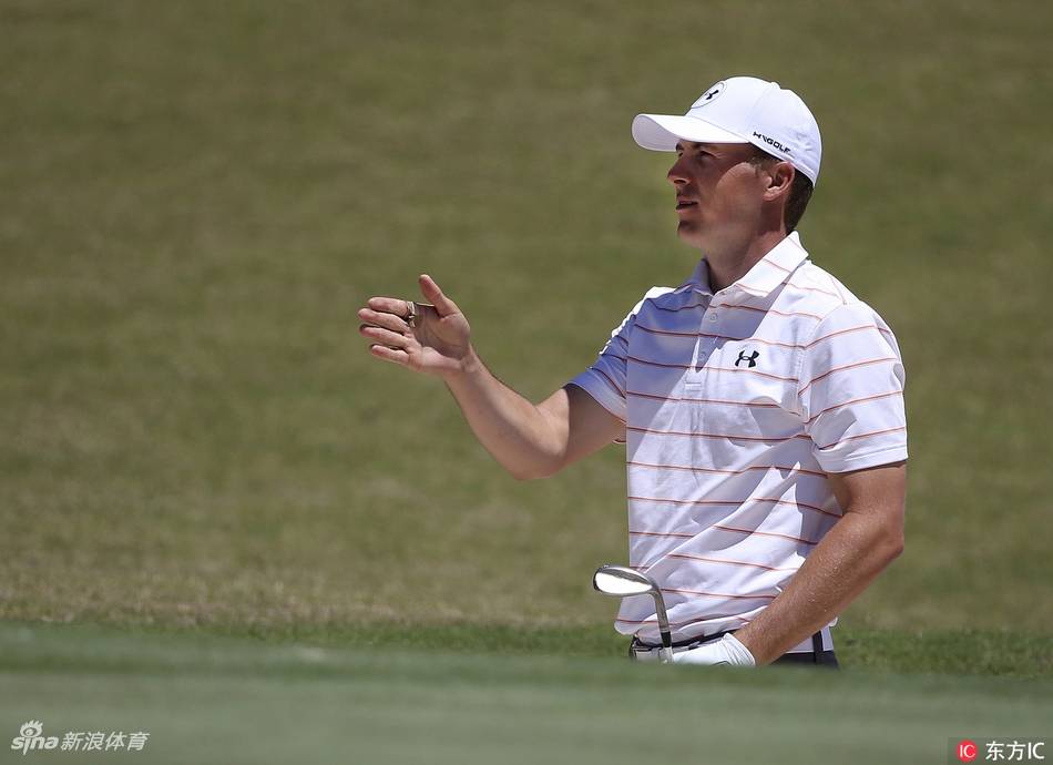 夕阳下的悉尼高尔夫球场全景，球道、沙坑与水塘勾勒出挑战与美景并存的战场。