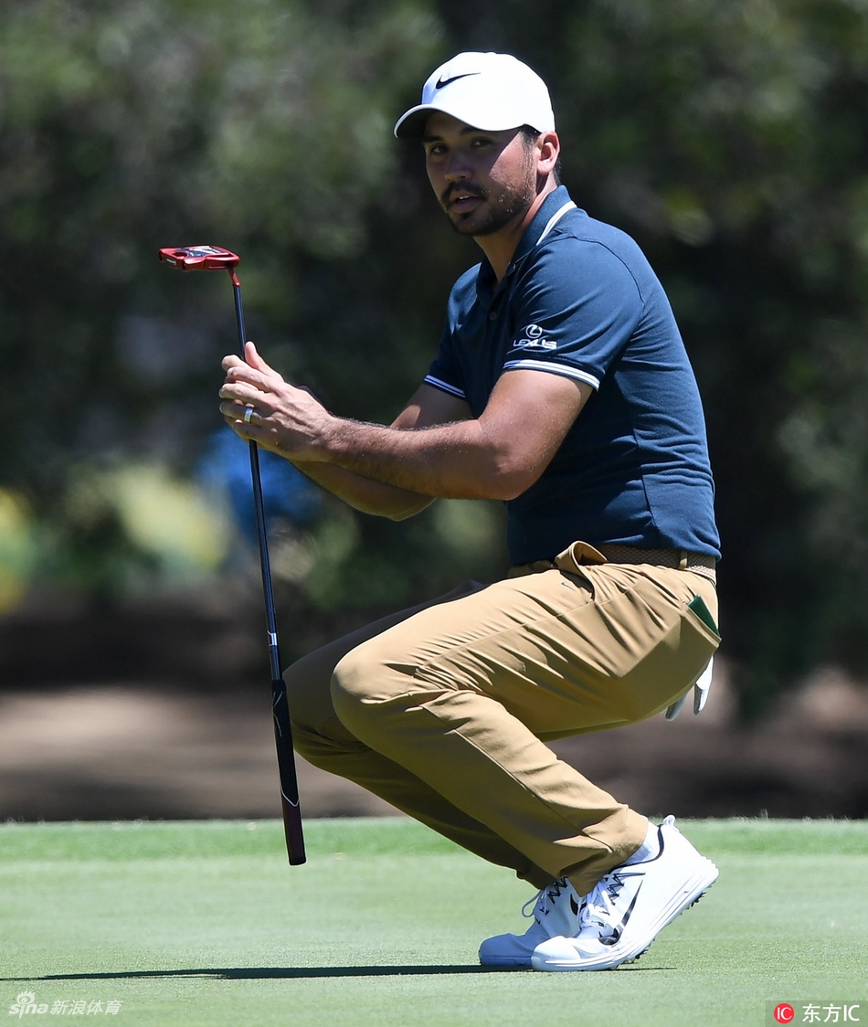 卢卡斯·赫伯特在沙坑中救球，年轻的面庞上写满了专注与不屈。