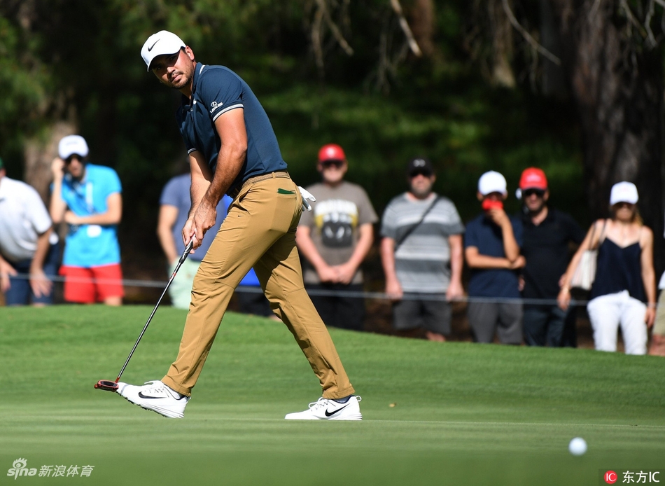 乔丹·斯皮思在悉尼的风中审视球路，眉头微蹙，卫冕之路面临严峻挑战。