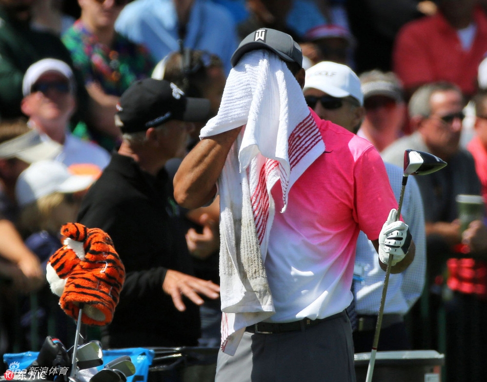 同组的松山英树与老虎伍兹在球道上并肩而行,两人正在进行简短交流,展现了赛场上的竞争与尊重。