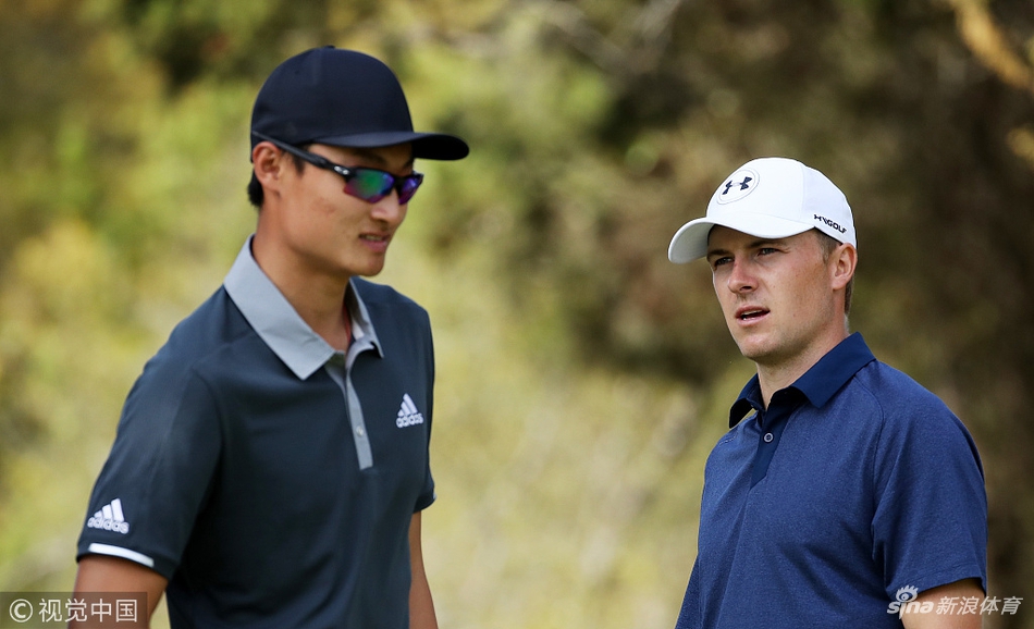 李昊桐在开球台上沉稳挥杆，一号木划出一道有力而优美的弧线，展现出强大的开球威力。