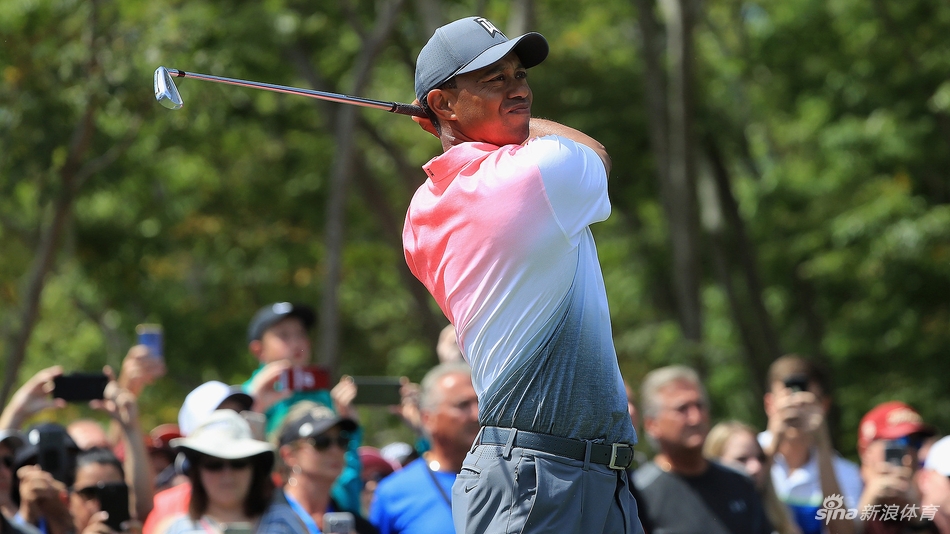 老虎伍兹站在果岭外,背对镜头眺望远处的旗杆与落点,神情专注中带着一丝研判,仿佛在计算着下一杆的攻防策略。