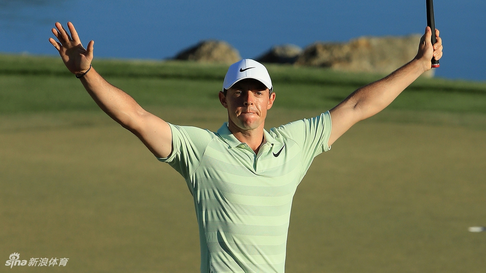 麦克罗伊在球迷的欢呼声中走下果岭，红色夹克在阳光下格外醒目