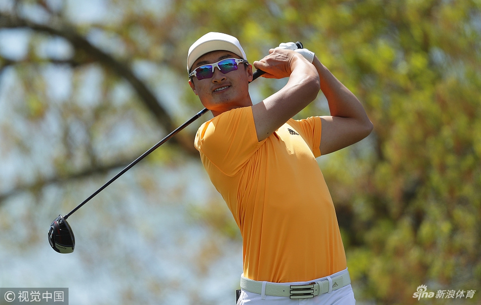 李昊桐在球道上攻果岭一击，目光紧随空中飞行的小球，表情专注，期待着它落向旗杆附近。