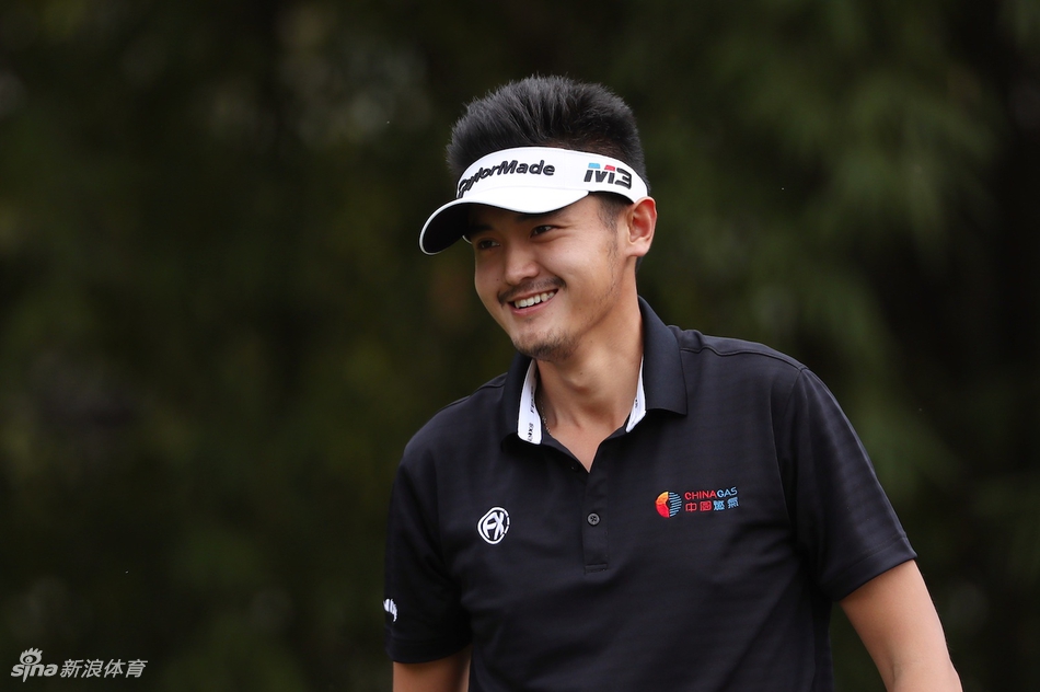 参赛球员集体合影,不同肤色与国籍的选手因高尔夫齐聚山城