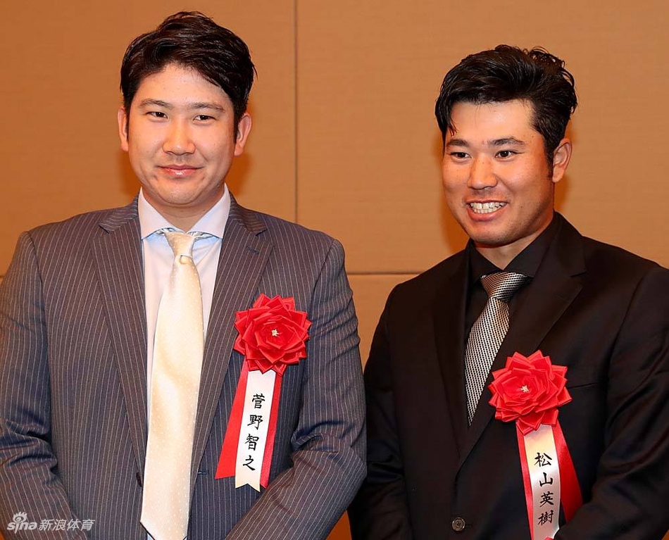 松山英树与菅野智之在颁奖礼上亲切交流,两位体坛巨星笑容灿烂,共同展示着日本体育的荣耀