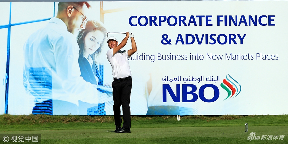 背景中施工起重机耸立，与前景完美修剪的球道绿草形成超现实对比，展示发展中的赛事风貌。