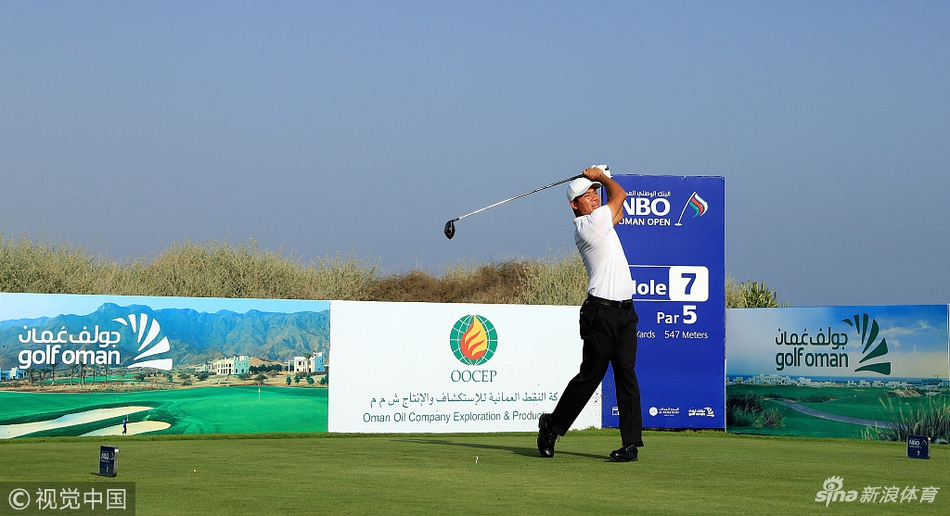 领先者马蒂厄-帕翁在果岭上沉稳推杆，阳光洒下，他的表情专注而坚定，冠军相初显。