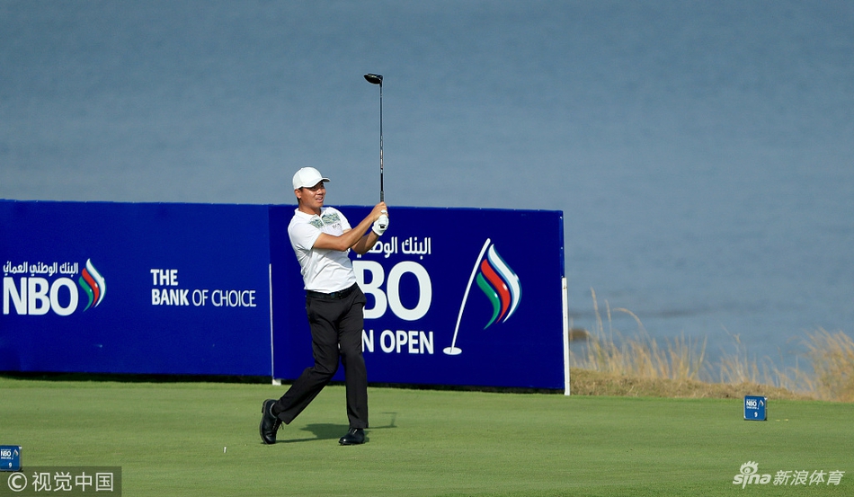 孪生兄弟球童同时出现在赛场，两人身影宛如镜像，正专注地为各自球员观察果岭地形。