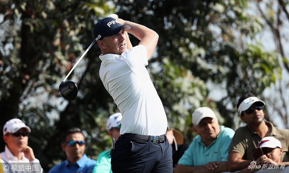 瓦勒斯在决赛轮中仔细阅读果岭,他单膝跪地,专注研判推杆线路,冠军的底蕴始于每一个细节。