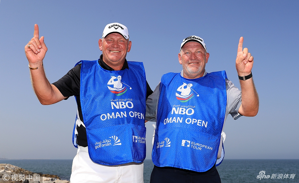 吴阿顺离开赛场时的背影，带着一丝遗憾却依然挺拔，远处是笼罩在暮色中的广阔球场，寓意新的开始。