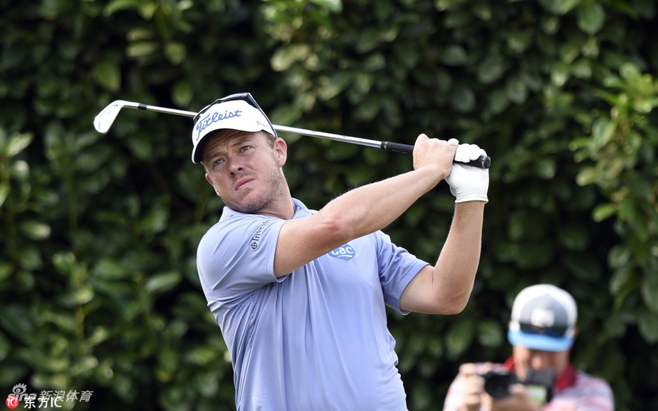 南非高尔夫名将乔治·坎瑟亚在比勒陀利亚乡村俱乐部的果岭上,全神贯注地观察推击线路,眼神中流露出对冠军的坚定渴望。