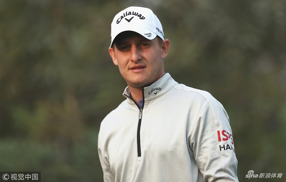 沙玛在攻果岭的一杆中，小球在空中划出优美弧线飞向旗杆，完美诠释了他本轮积极进取、手感火热的击球策略。