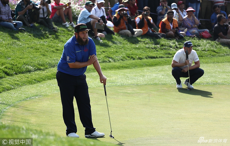 瓦勒斯手捧冠军奖杯,面带难以置信的惊喜笑容,与身旁表情略带遗憾的安德鲁·约翰斯顿并肩而立。