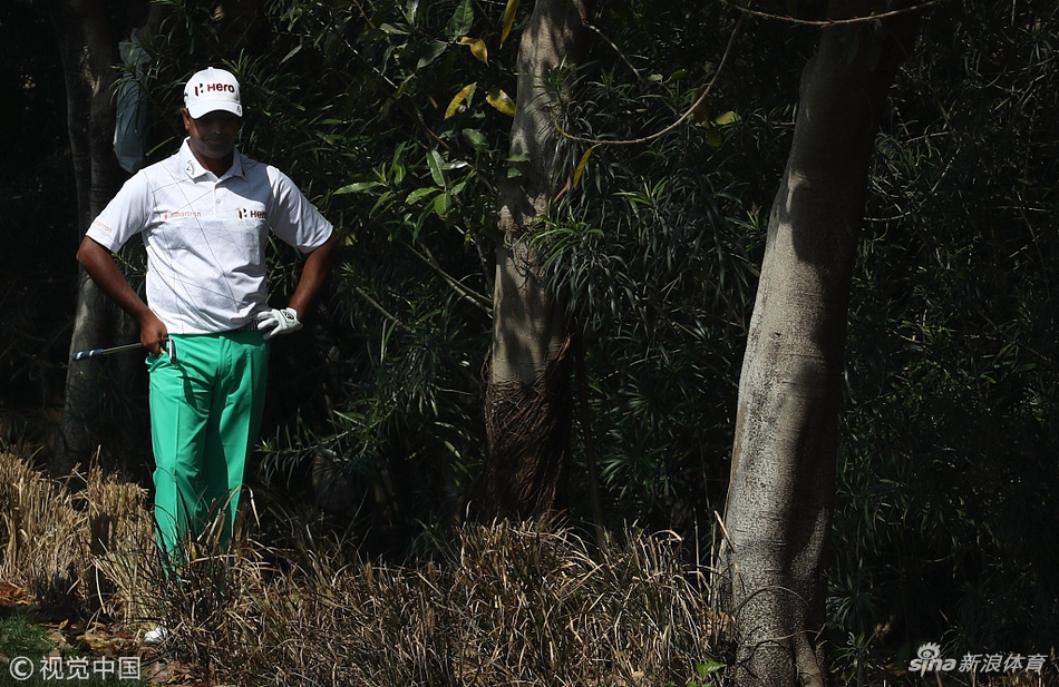 吴阿顺在练习场专注地进行挥杆练习，他的上杆姿态完整而协调，身影在绿色草地的映衬下显得格外醒目。