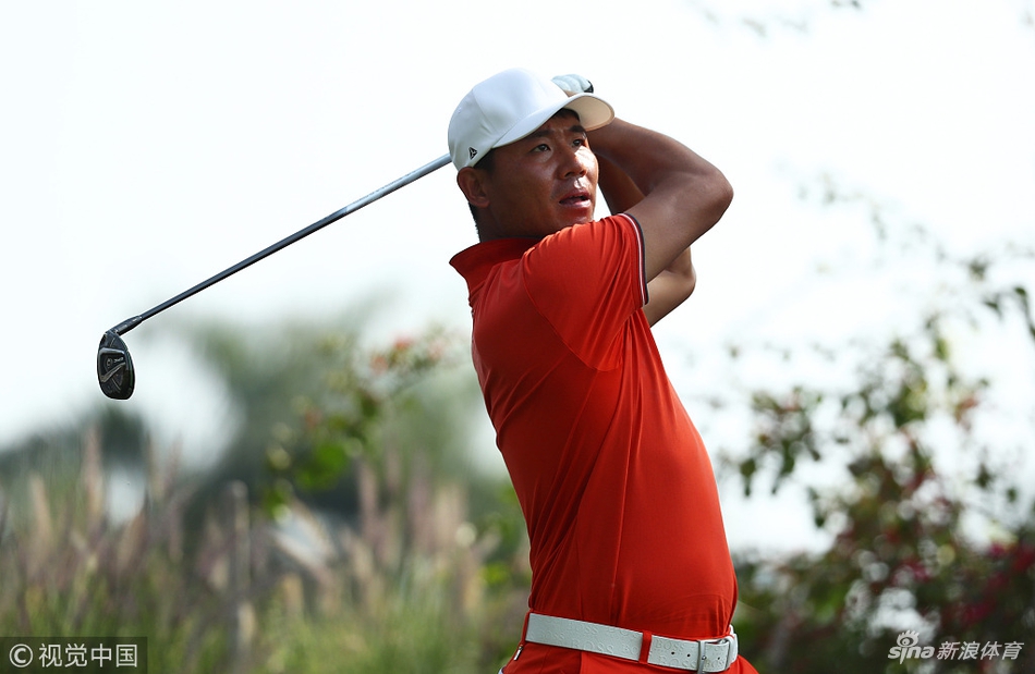 阿根廷球手格里洛在果岭边冷静观察推杆线路，神情专注，阳光洒在他的身上，映照出长长的影子。