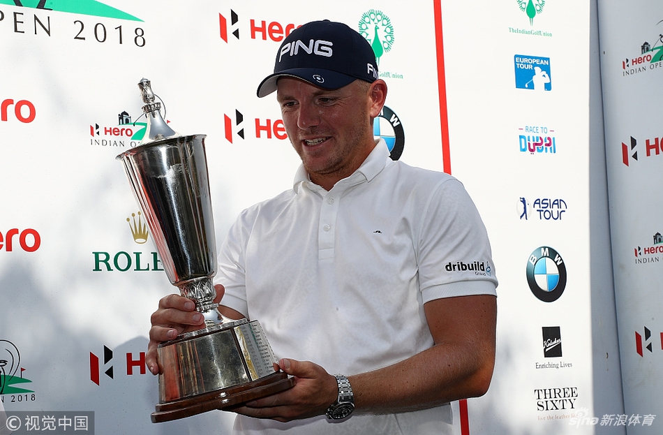 加洞赛关键时刻,瓦勒斯在第十八洞球道上,屏息凝神,用长铁杆奋力一击,小球划出完美弧线直飞果岭。