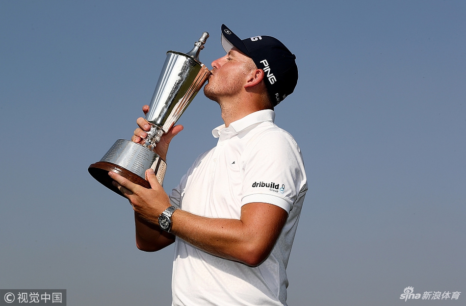 马特·瓦勒斯在第十八洞果岭上,以一记精准的推杆锁定胜局后,紧握双拳,仰天长啸,释放所有压力与激情。