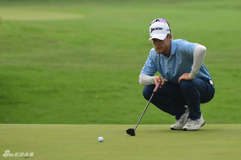 夕阳西下,皇家雅加达高尔夫俱乐部的会所与第18洞果岭在金色余晖中显得宁静而壮观,一天的激烈比赛暂告段落。