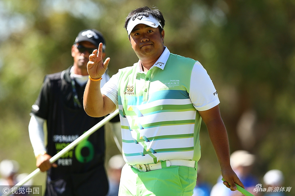 冠军阿费巴拉特在果岭上大力推杆，身体线条充满力量，目光如炬地紧盯球路，展现出顶尖球员的专注与自信。