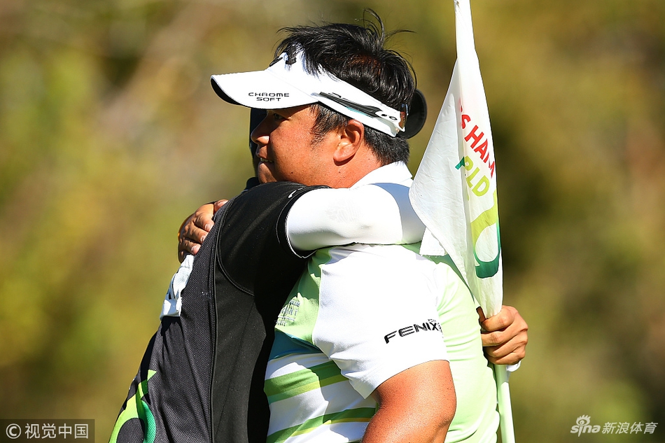 阿费巴拉特与亚军选手在记分处友好握手，两人面带微笑，充分体现了高尔夫运动尊重对手、友谊第一的体育精神。