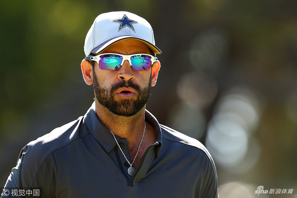 夕阳西下，阿费巴拉特独自走在球道上，冠军奖杯在手，背影被拉长，充满了故事感与王者归来的宁静满足。